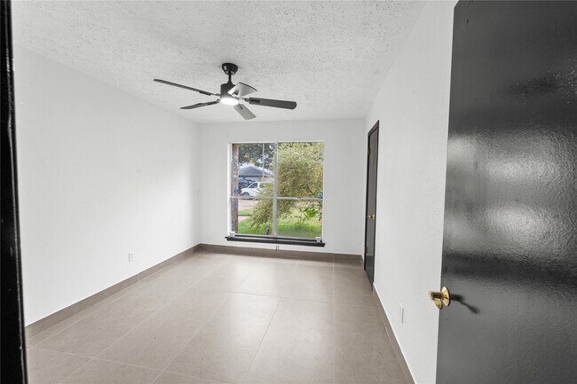 Building Photo - 2610 Hollymist Dr