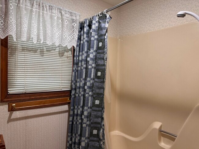 Building Photo - 216 Day Dr