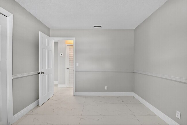 Building Photo - 601 SW 5th Ave