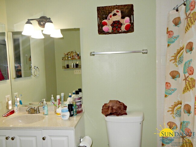 Building Photo - Quaint 2 Bedroom Condo in Miramar Beach!