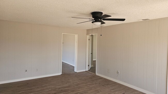 Building Photo - LARGE CORNER LOT!  2 bed 1 bath, could be 3 bedroom