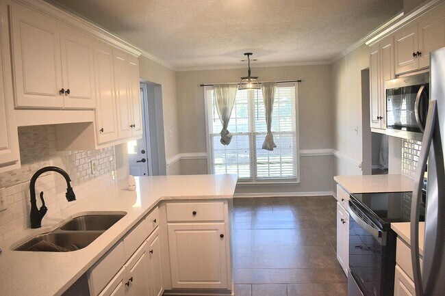 Building Photo - 1889 Long Creek Falls