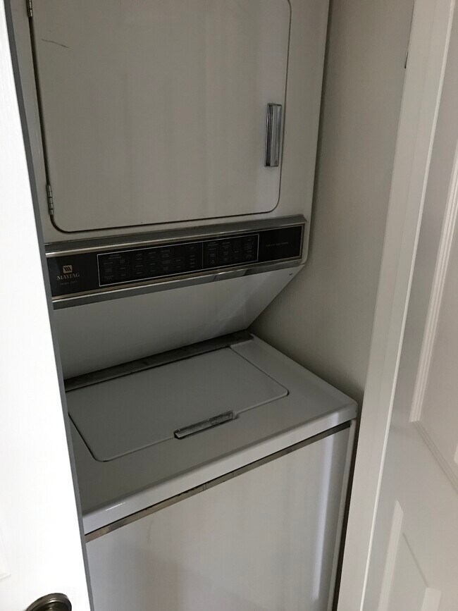 Washer dryer in unit - 21247 Camelia