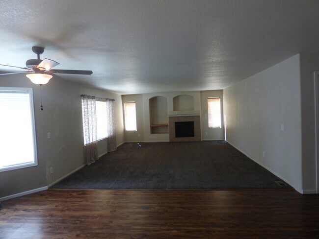 Building Photo - Stunning 4 bedroom/ 2.5 bath home with 2 car Attached Garage in Fort Collins, Colorado