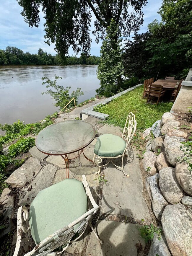 Building Photo - 54 River Dr