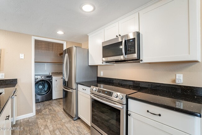 Building Photo - 2019 W Lemon Tree Pl