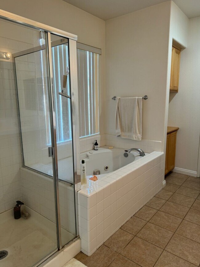 Building Photo - Spacious 4 Bedroom in Oxnard