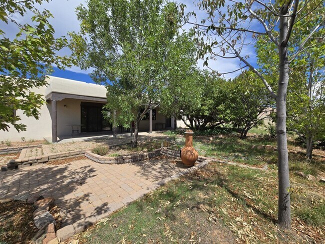 Building Photo - 19 Camerada Rd