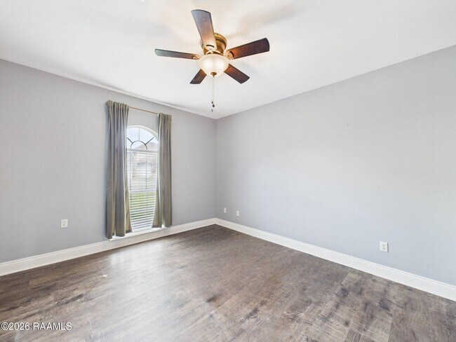 Building Photo - 115 La Rue Vil