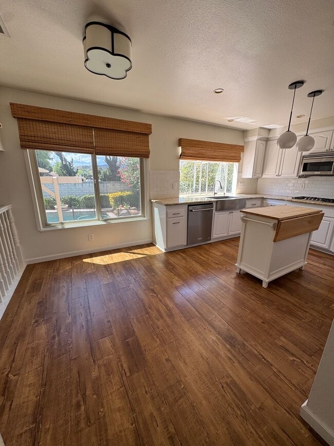 Building Photo - Light-Filled Home with Resort-Style Backyard in Thousand Oaks