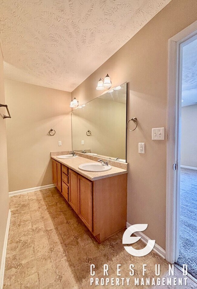 Building Photo - Spacious 3 Bed 2.5 Bath Townhouse - AVAILABLE FOR MOVE IN NOW!