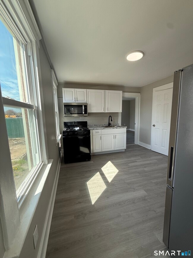 Building Photo - 420 Short Beach Rd