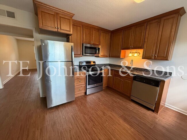 Building Photo - Modern 2 Bedroom Apartment with Water Included on Forsyth St