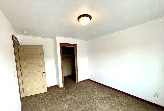 Building Photo - Beautiful 3 bedroom 2 1/2 bath townhouse in 4 Corners! Fenced backyard!