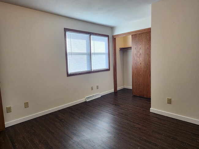 Building Photo - "3-Bed Townhouse with 1.5 Baths in Appleton!