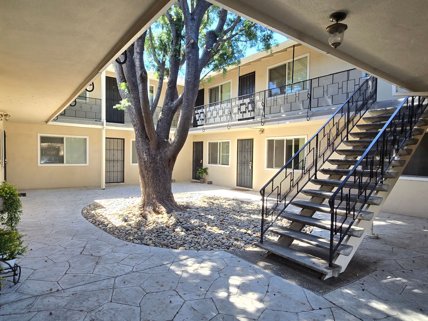 Building Photo - 844 Maryann Dr