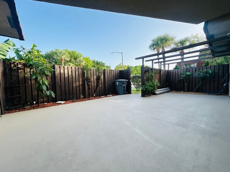 Building Photo - 8559 Boca Rio Dr