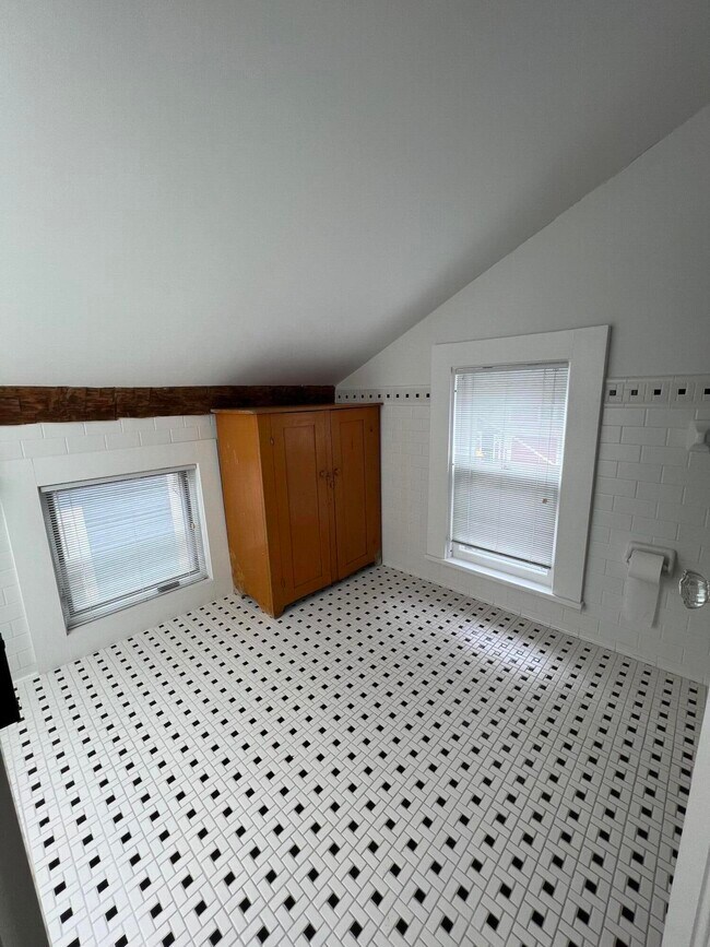 Building Photo - 310 2nd St