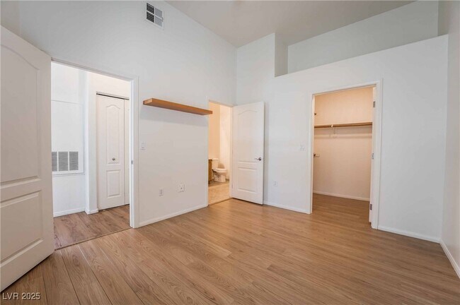 Building Photo - 2305 W Horizon Ridge Pkwy