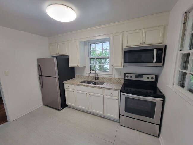 Building Photo - 2014 Bluemont Dr