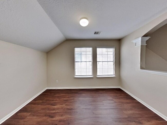 Building Photo - 439 Pinewood Ridge Dr