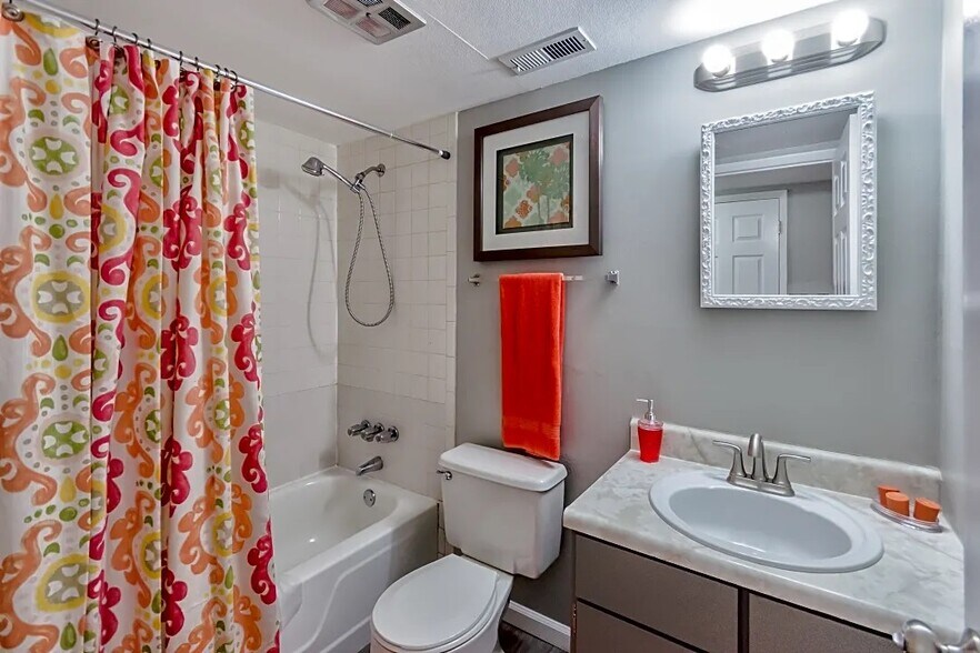 Full bath 2nd floor - 9 Fordyce Mnr