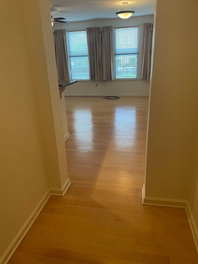 Building Photo - Studio w/ In-Unit Laundry near Tom Lee Park