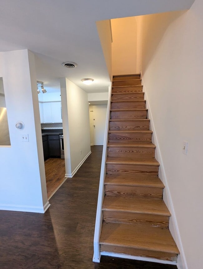 Building Photo - 2 Bedroom 1 Bathroom Loft Apartment (Shadyside)