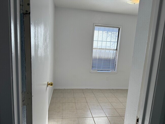 Building Photo - 2934 Chestnut Ave