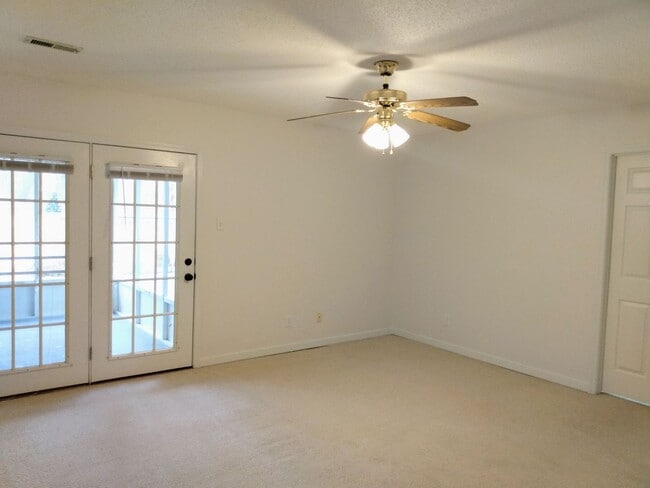 Building Photo - Maryville 37803 - COMING SOON! 3 bedroom, ...
