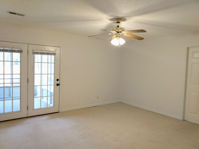 Building Photo - Maryville 37803 - COMING SOON! 3 bedroom, 2 bath, split floor plan home with a 2-car garage - Cal...