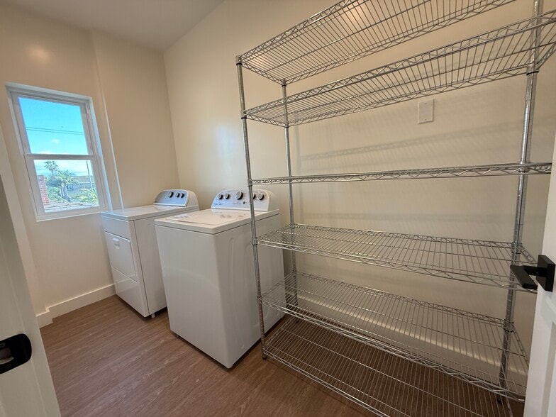 Linen / Washer dryer room - 1809 Lake St
