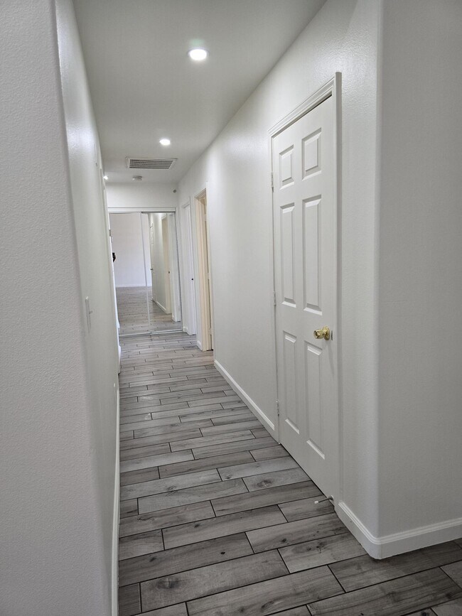 Building Photo - 15203 Avenida Ramada