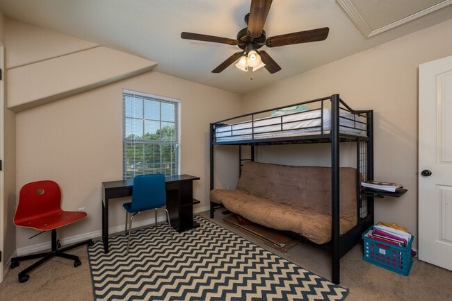 Building Photo - Beautiful Duplex with 5 Bed, 4 Bath Right ...