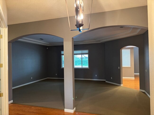 Building Photo - Lakeside Community Beauty