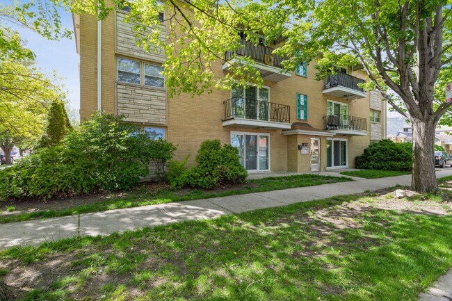 Building Photo - 5534 W Bryn Mawr Ave