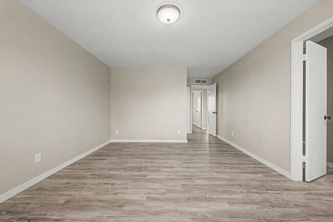 Building Photo - Single Family