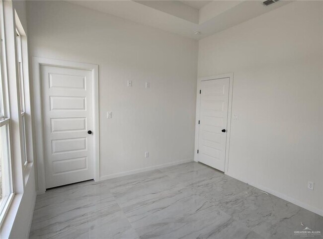 Building Photo - 1028 W Ramses Ln