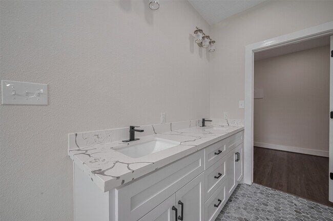 Building Photo - 2206 Hoskins Dr