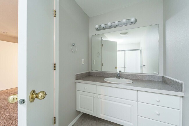 Building Photo - Recently Updated 3 Bedroom 2.5 Bath Duplex - Located in Convenient Hazel Dell Neighborhood