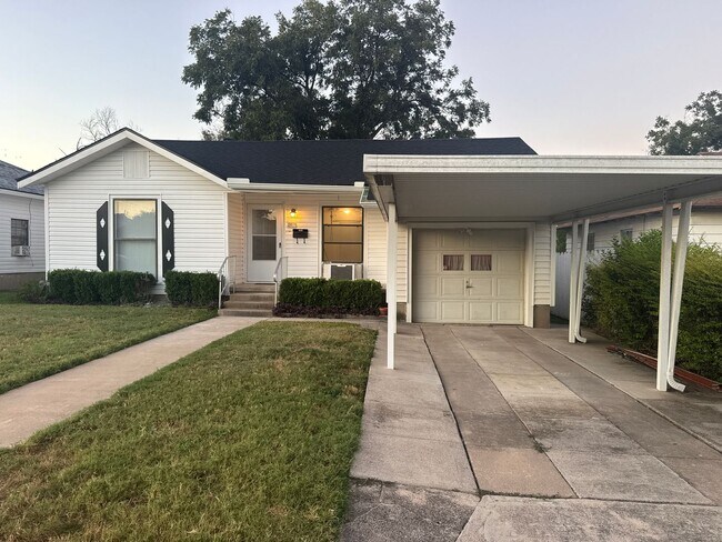 Building Photo - CUTE!!! 2 Bedroom 1 Bath Cute Home with Beautiful Landscaping and Garage