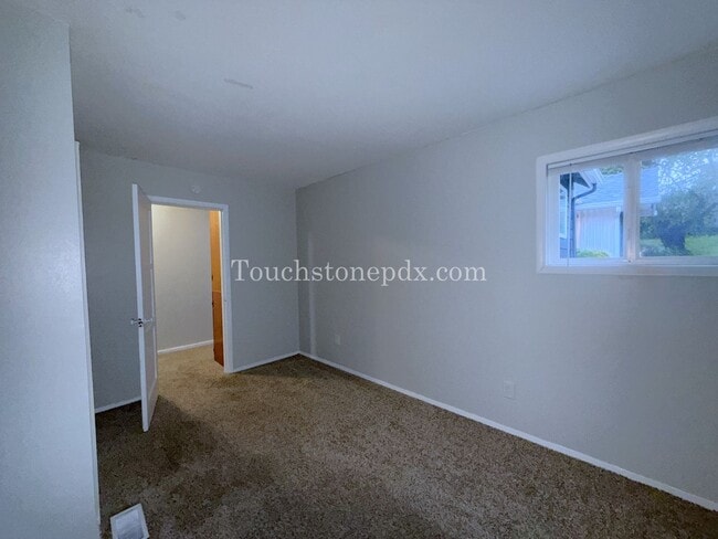 Building Photo - Bright Milwaukie Home with Deck and Large Yard!