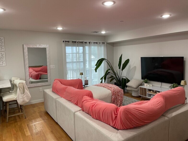 Primary Photo - 153 Bowen St