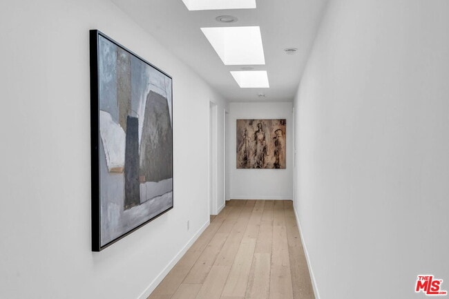 Building Photo - 802 N Crescent Dr