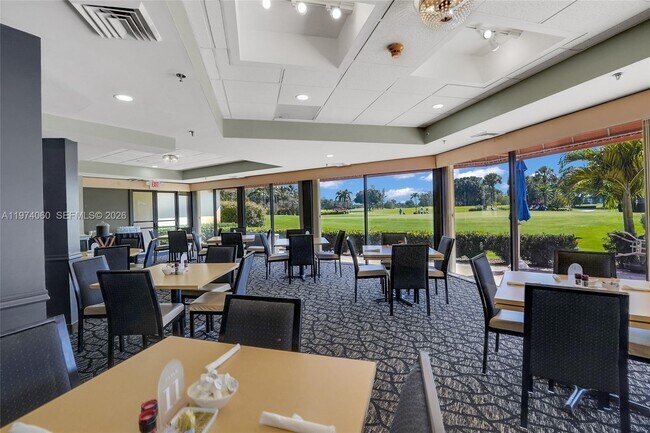 Building Photo - 811 S Hollybrook Dr