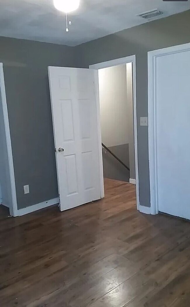 Building Photo - 2x1.5 Townhouse Available!