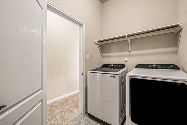 Building Photo - 4 BEDROOM FOR RENT- SEPARATE LIVING AREA - OFFICE