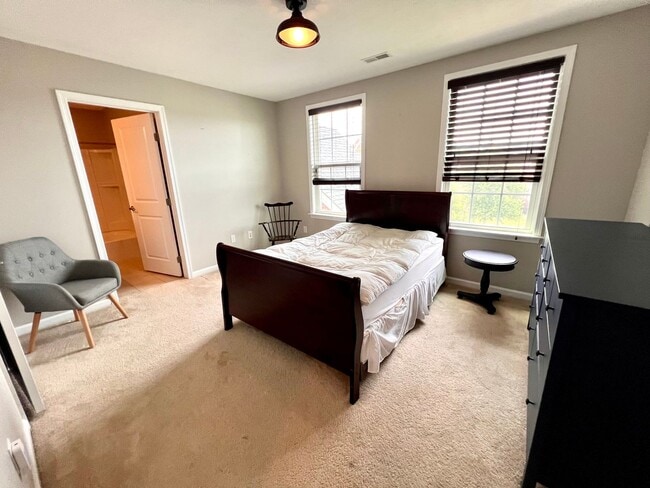 Building Photo - 3006 Farm View Dr