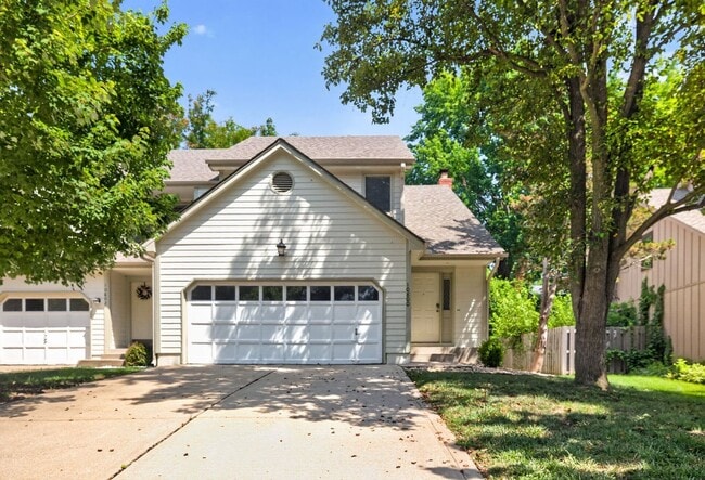 Building Photo - Renovated 3BR/2.5BA Townhome in Blue Valley Schools with Full Basement & 2-Car Garage