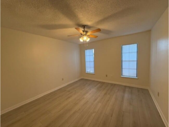 Building Photo - 2 Bedroom w/ Fireplace- Water & Lawn C...